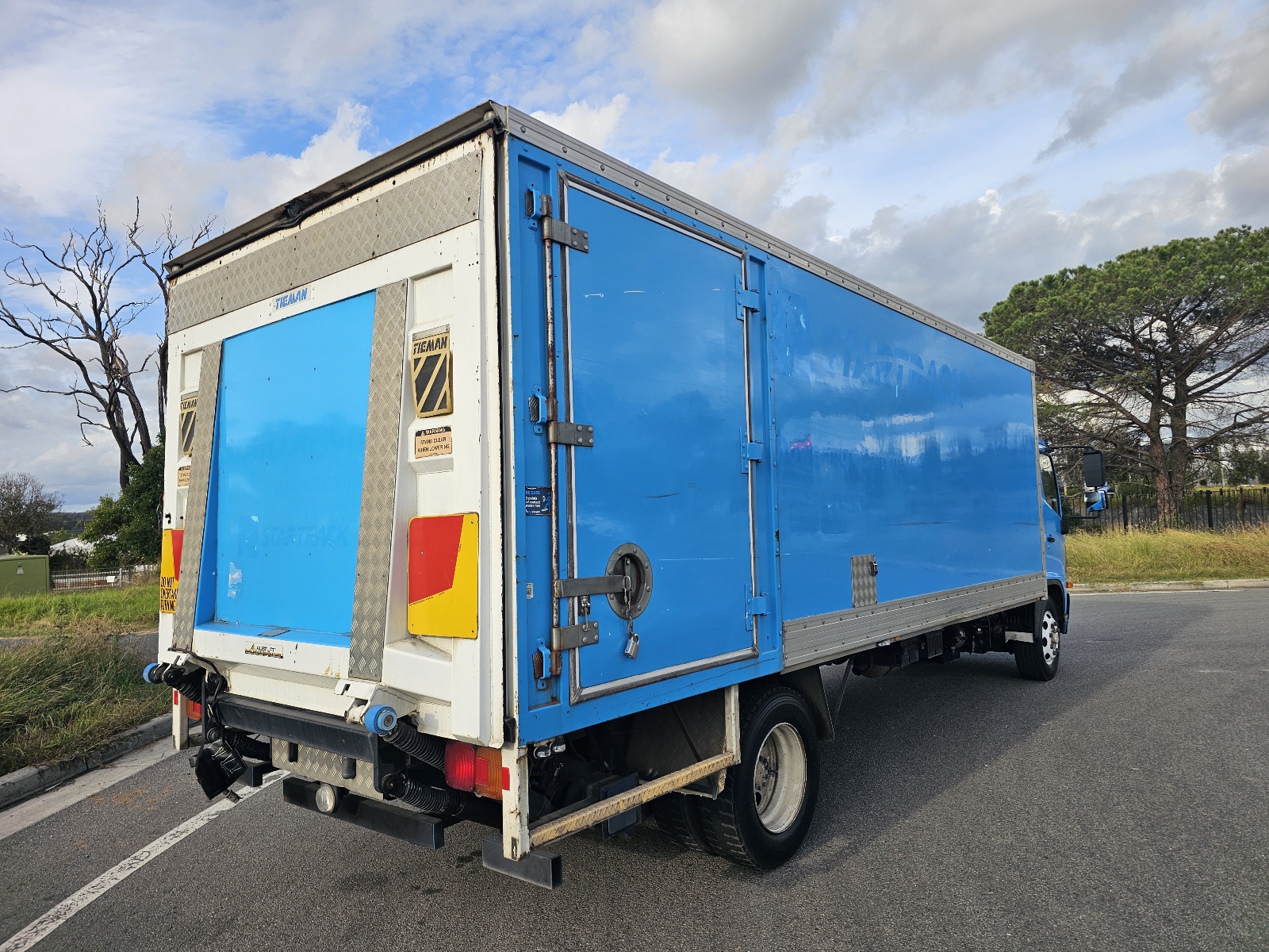 2014 Hino FE turbo diesel tailgate loader pantech truck image 3