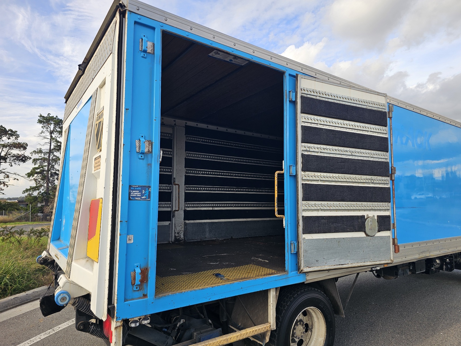 2014 Hino FE turbo diesel tailgate loader pantech truck image 5