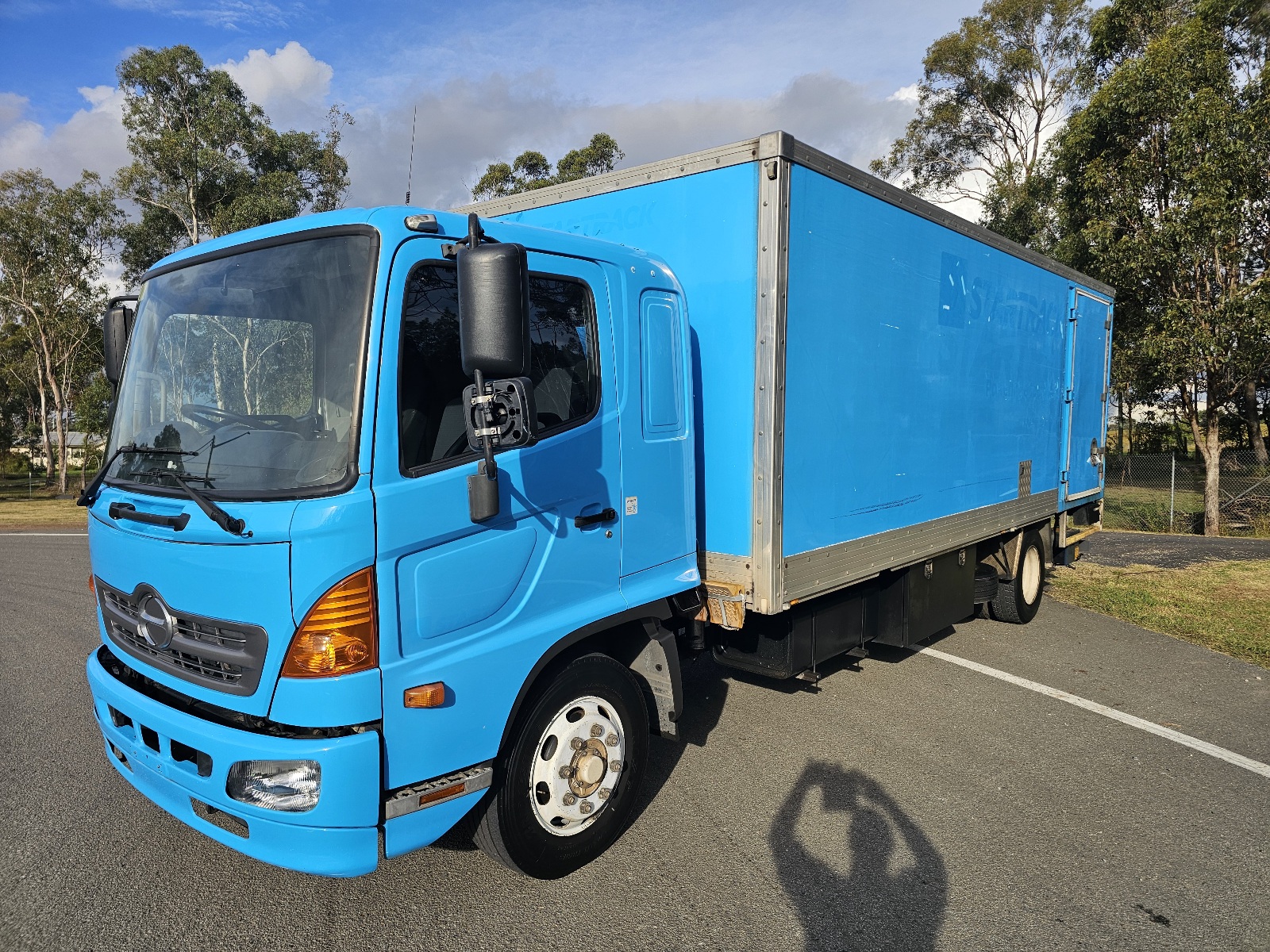 2014 Hino FE turbo diesel tailgate loader pantech truck image 2