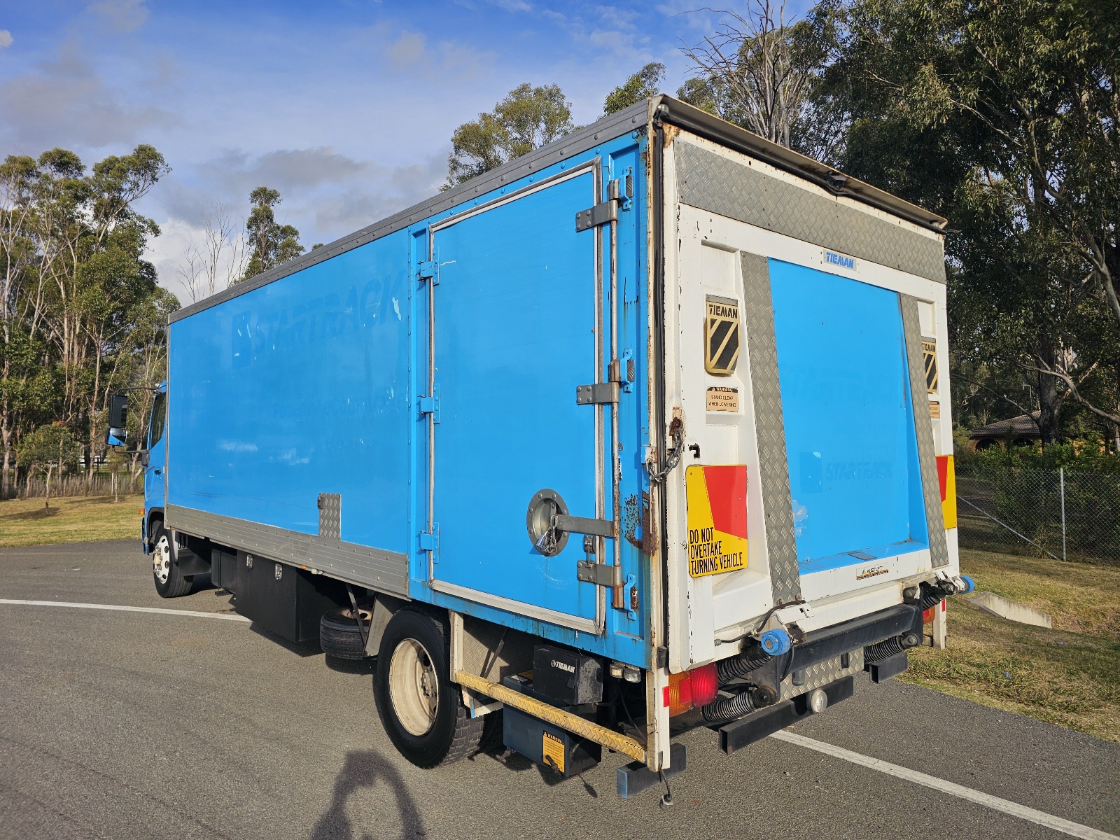 2014 Hino FE turbo diesel tailgate loader pantech truck image 4