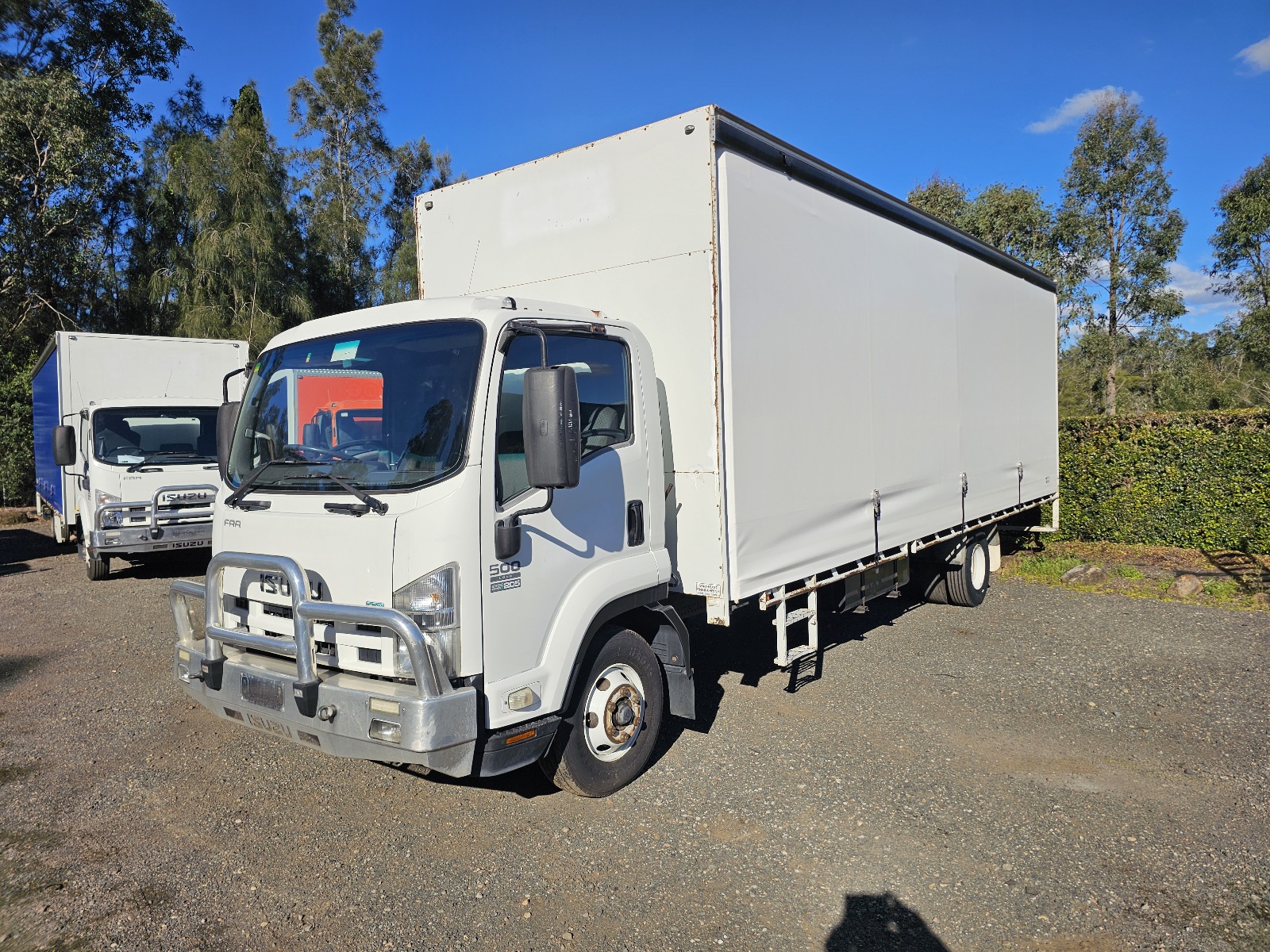 2011 Isuzu FRR 500 turbo diesel 12 pallet curtainsider truck image 2