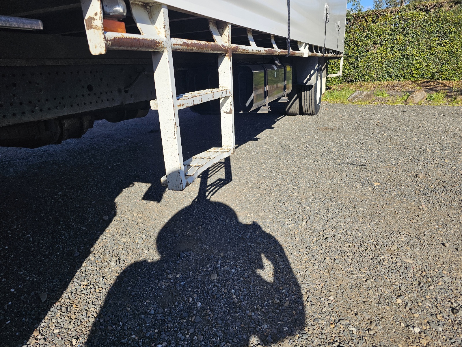 2011 Isuzu FRR 500 turbo diesel 12 pallet curtainsider truck image 8