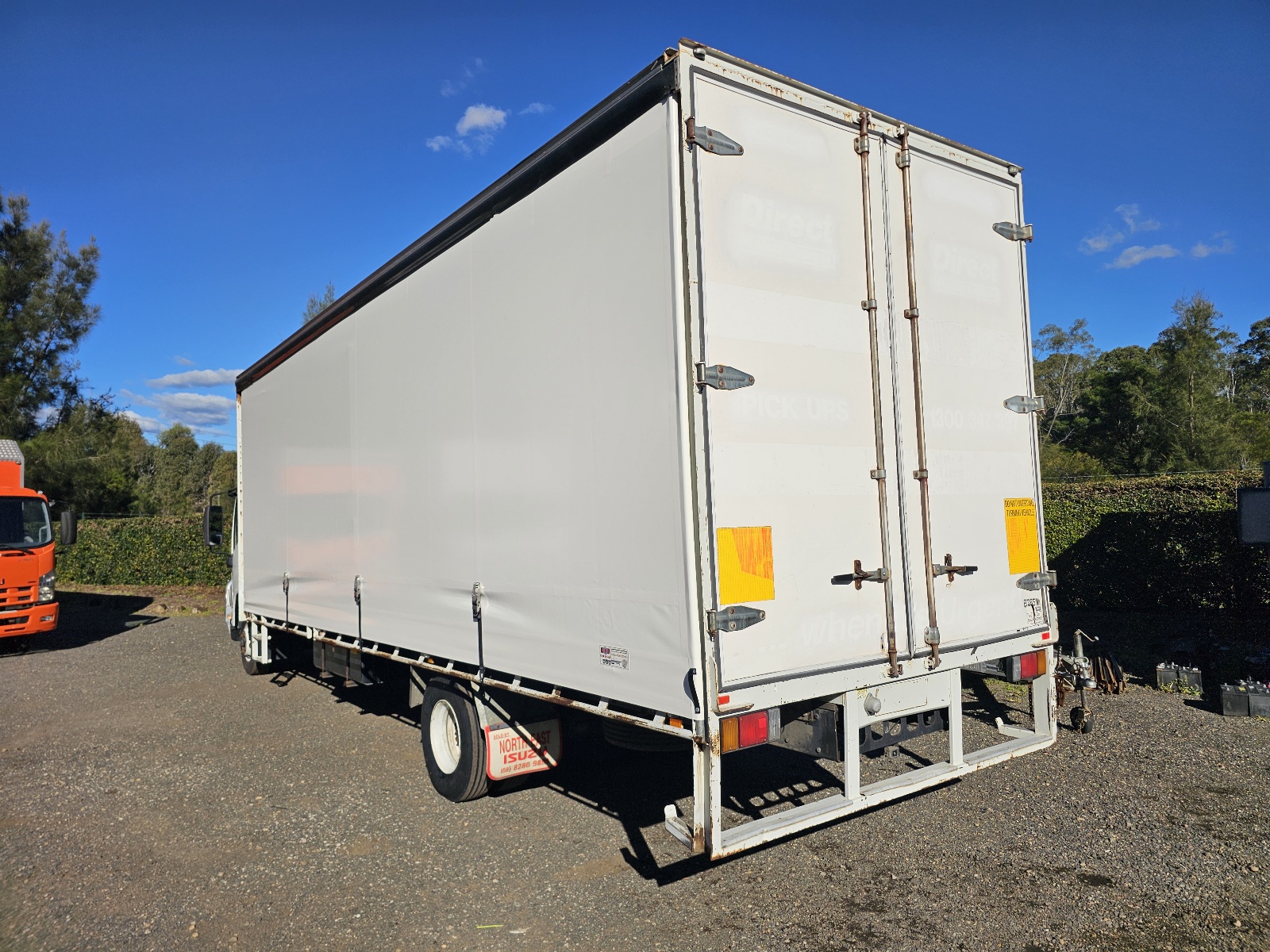 2011 Isuzu FRR 500 turbo diesel 12 pallet curtainsider truck image 3