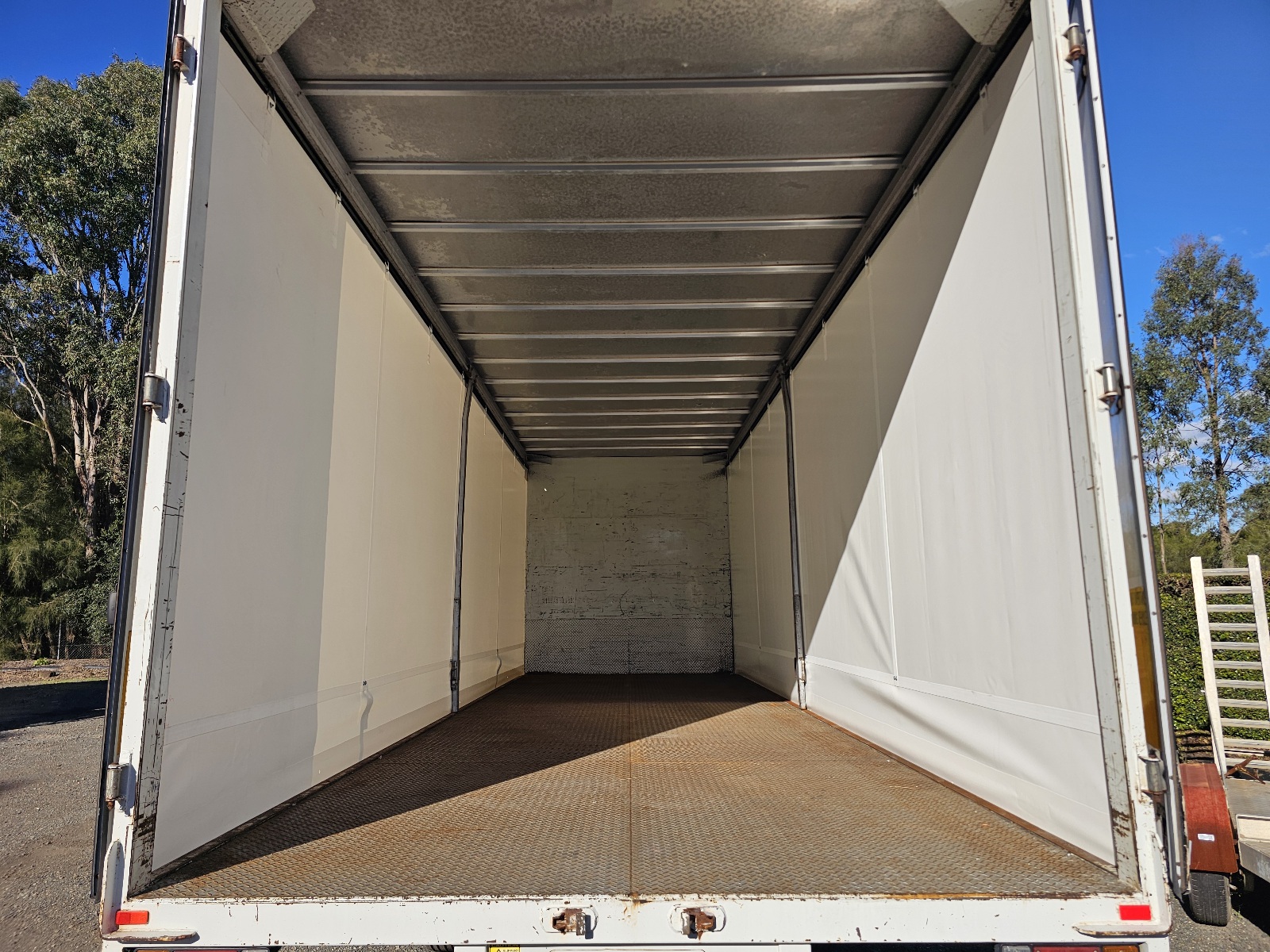 2011 Isuzu FRR 500 turbo diesel 12 pallet curtainsider truck image 10