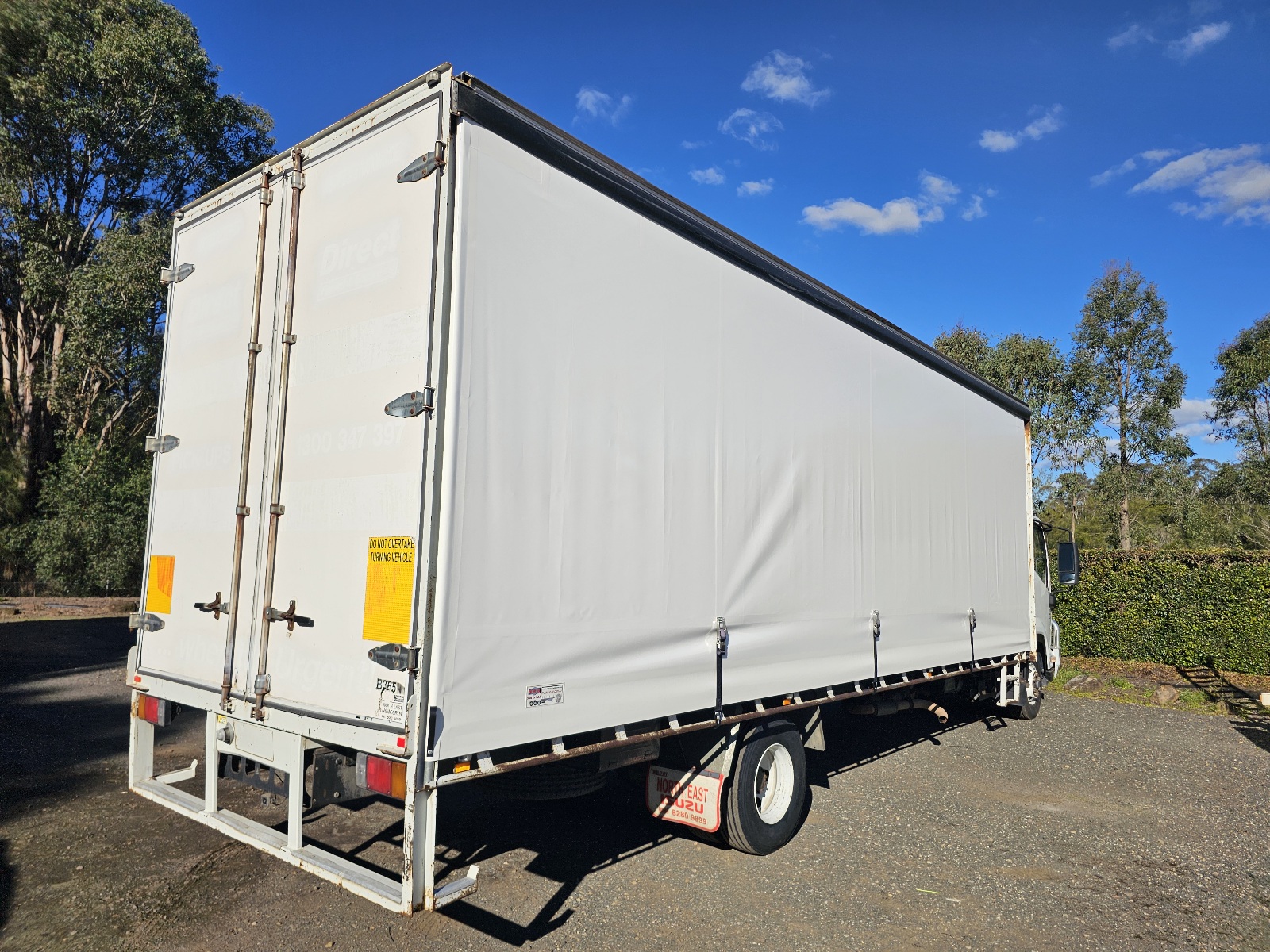 2011 Isuzu FRR 500 turbo diesel 12 pallet curtainsider truck image 4