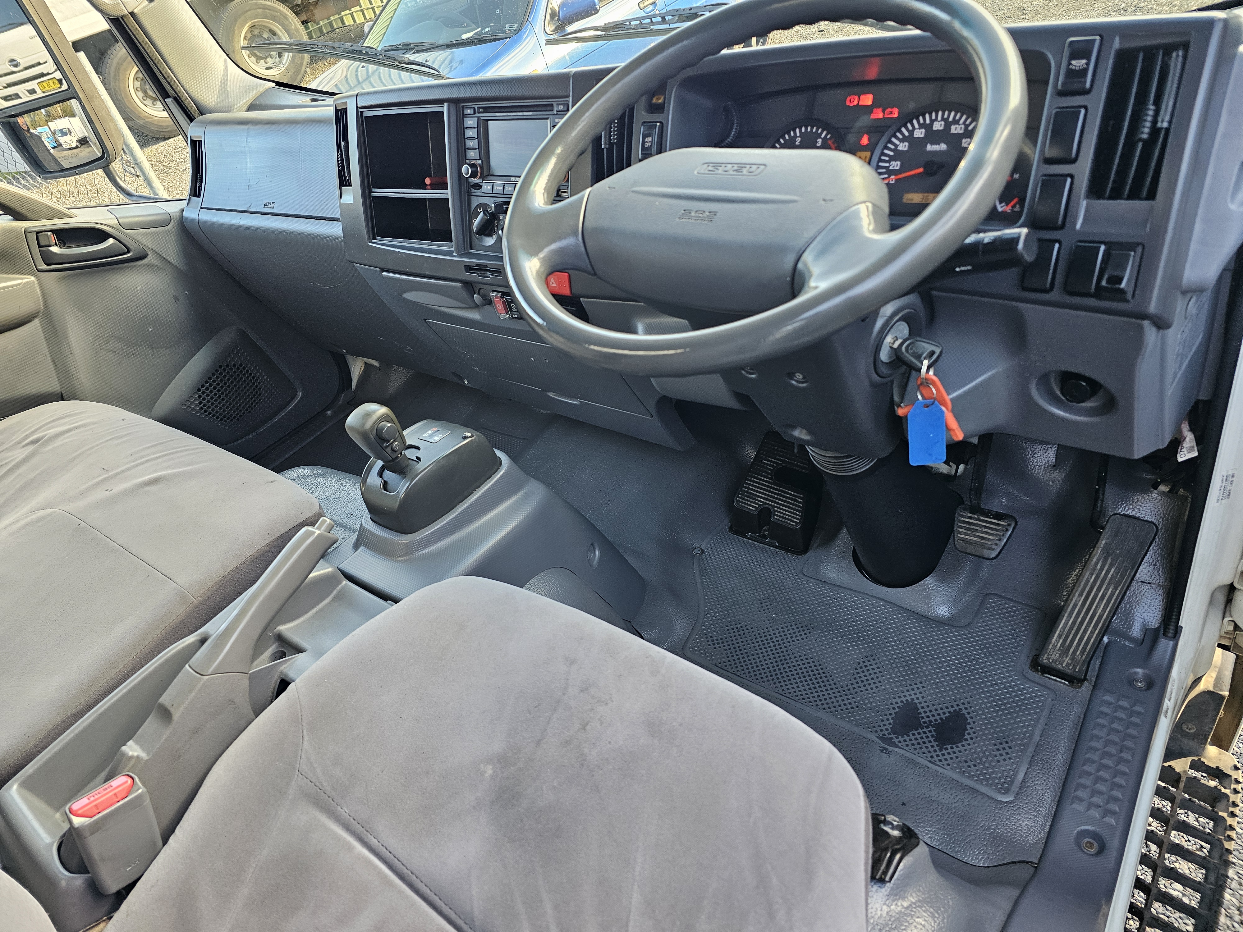 2011 Isuzu NPR 200 turbo diesel auto car licence pantech truck image 11