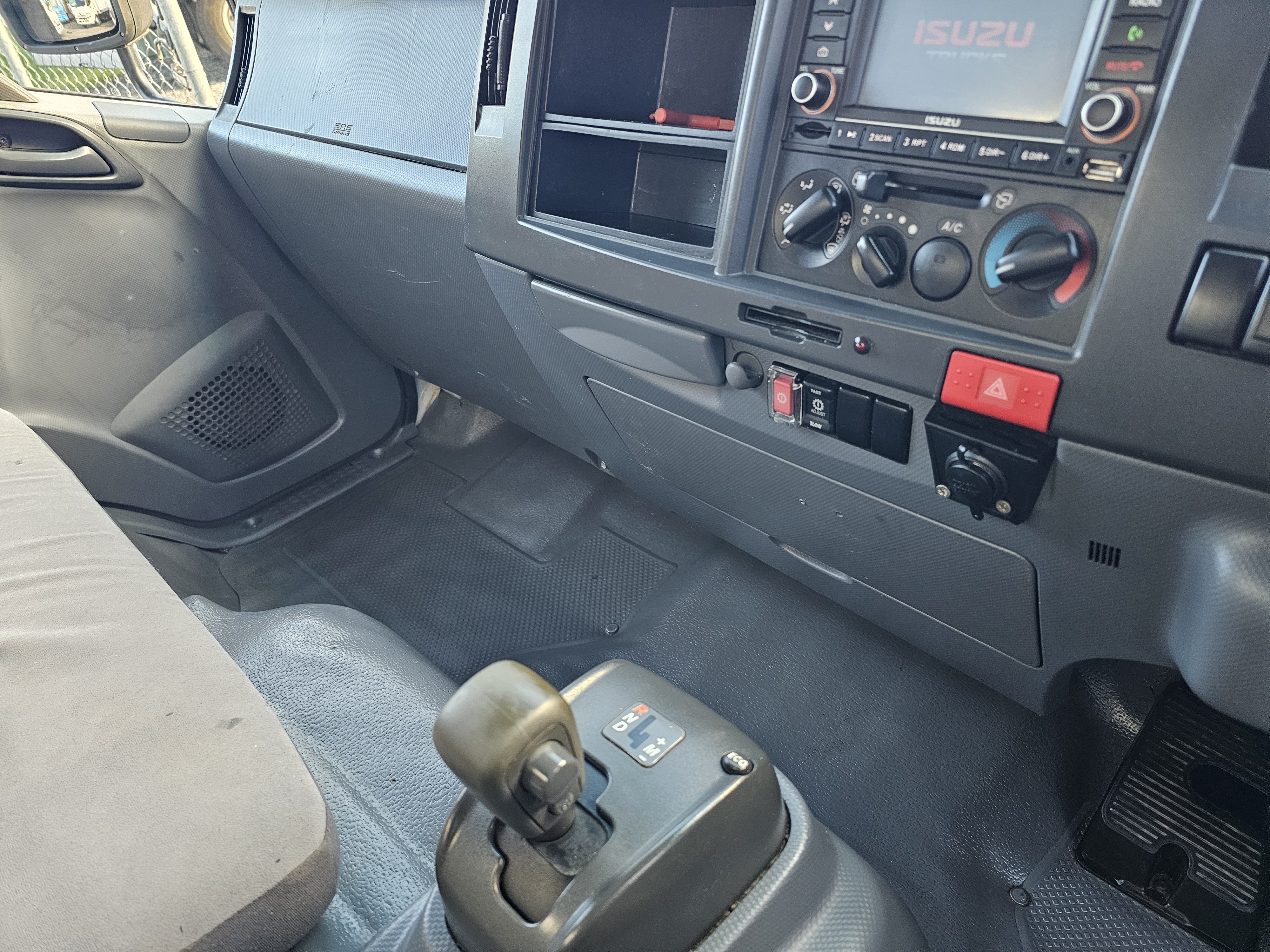 2011 Isuzu NPR 200 turbo diesel auto car licence pantech truck image 9