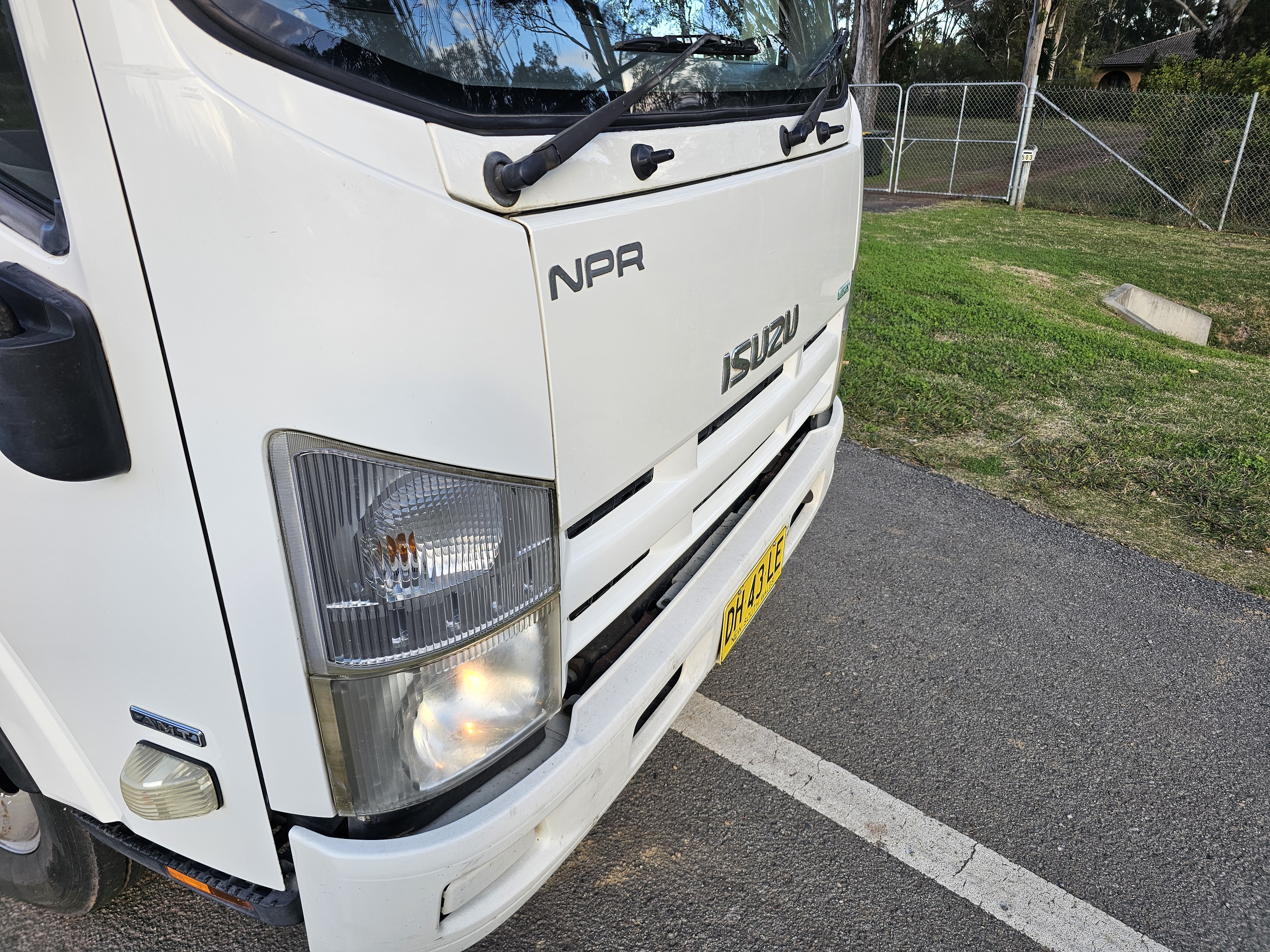 2011 Isuzu NPR 200 turbo diesel auto car licence pantech truck image 8