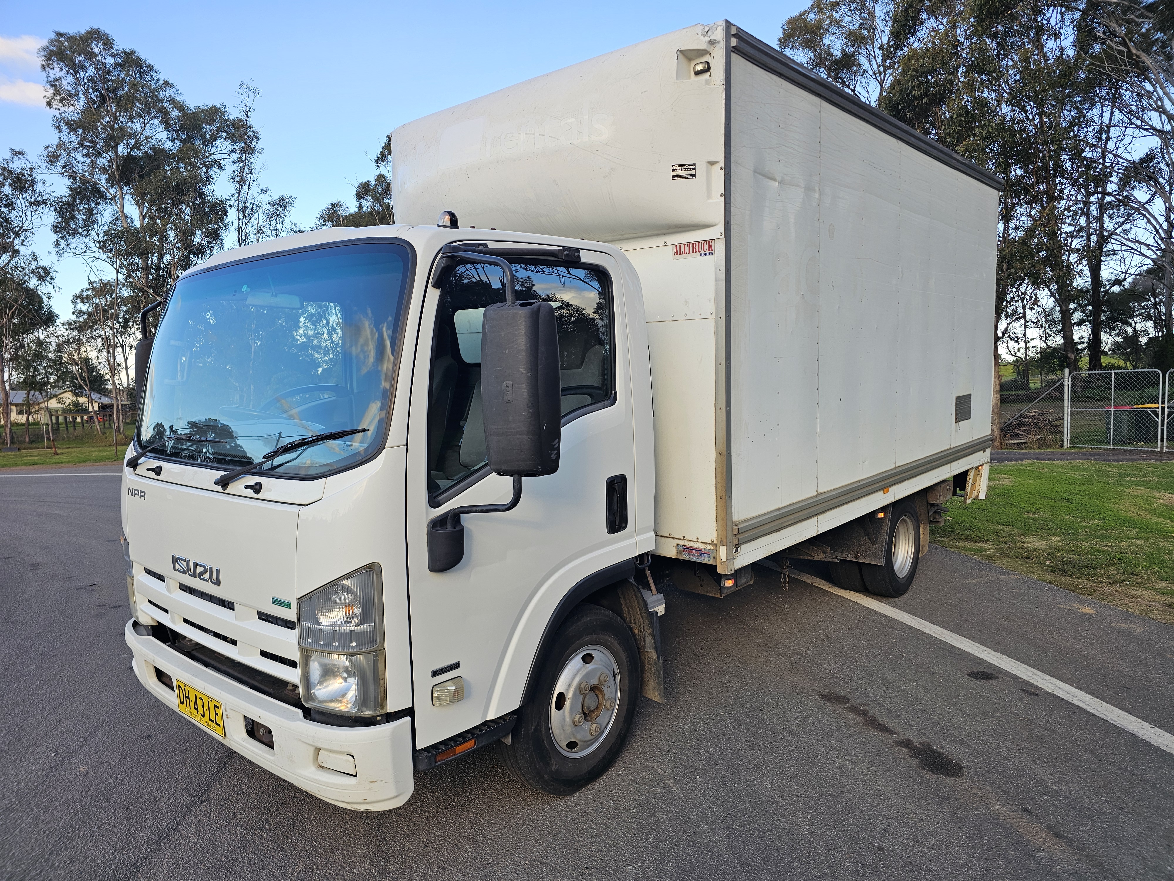 2011 Isuzu NPR 200 turbo diesel auto car licence pantech truck image 2