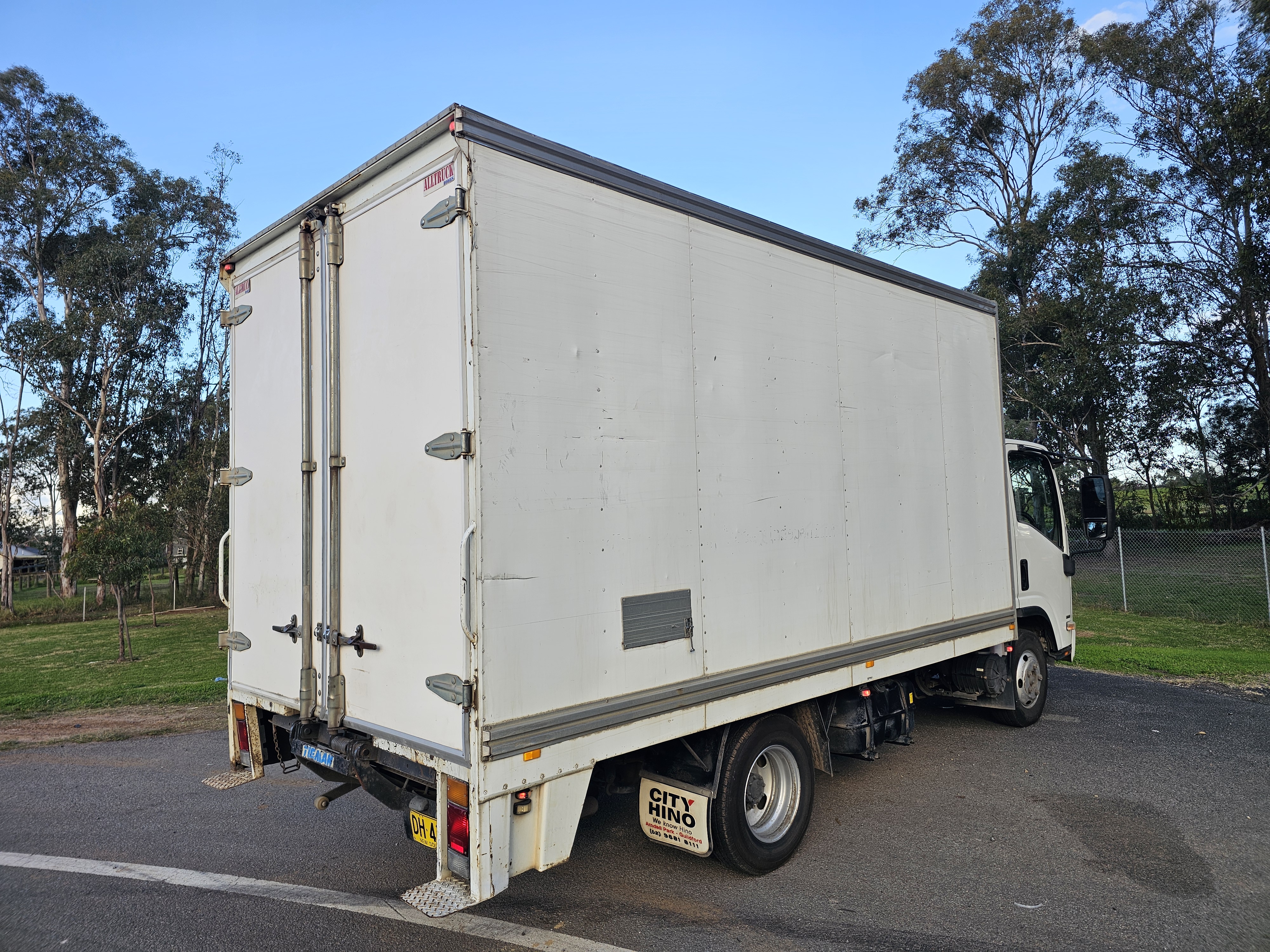 2011 Isuzu NPR 200 turbo diesel auto car licence pantech truck image 3
