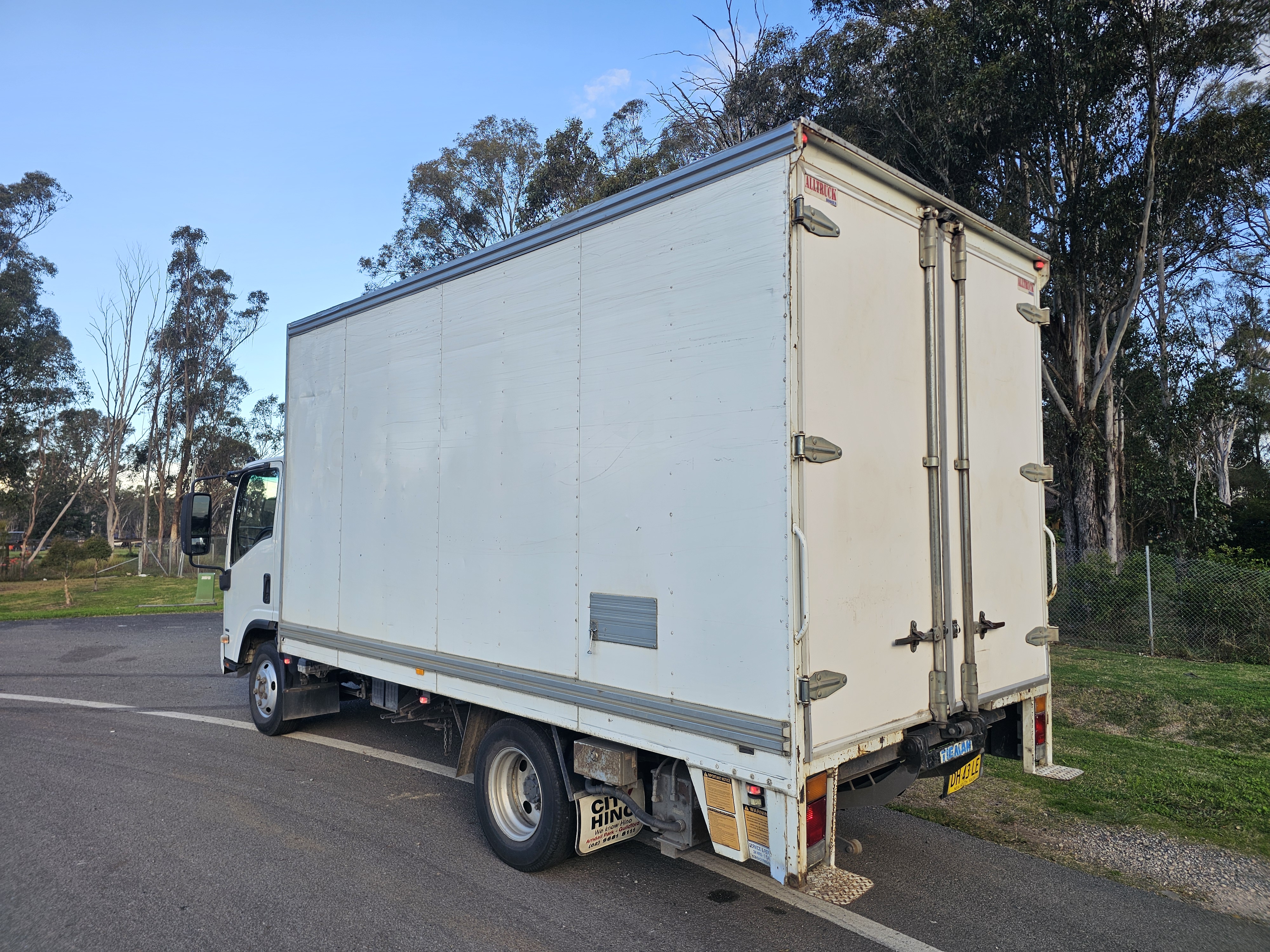 2011 Isuzu NPR 200 turbo diesel auto car licence pantech truck image 4