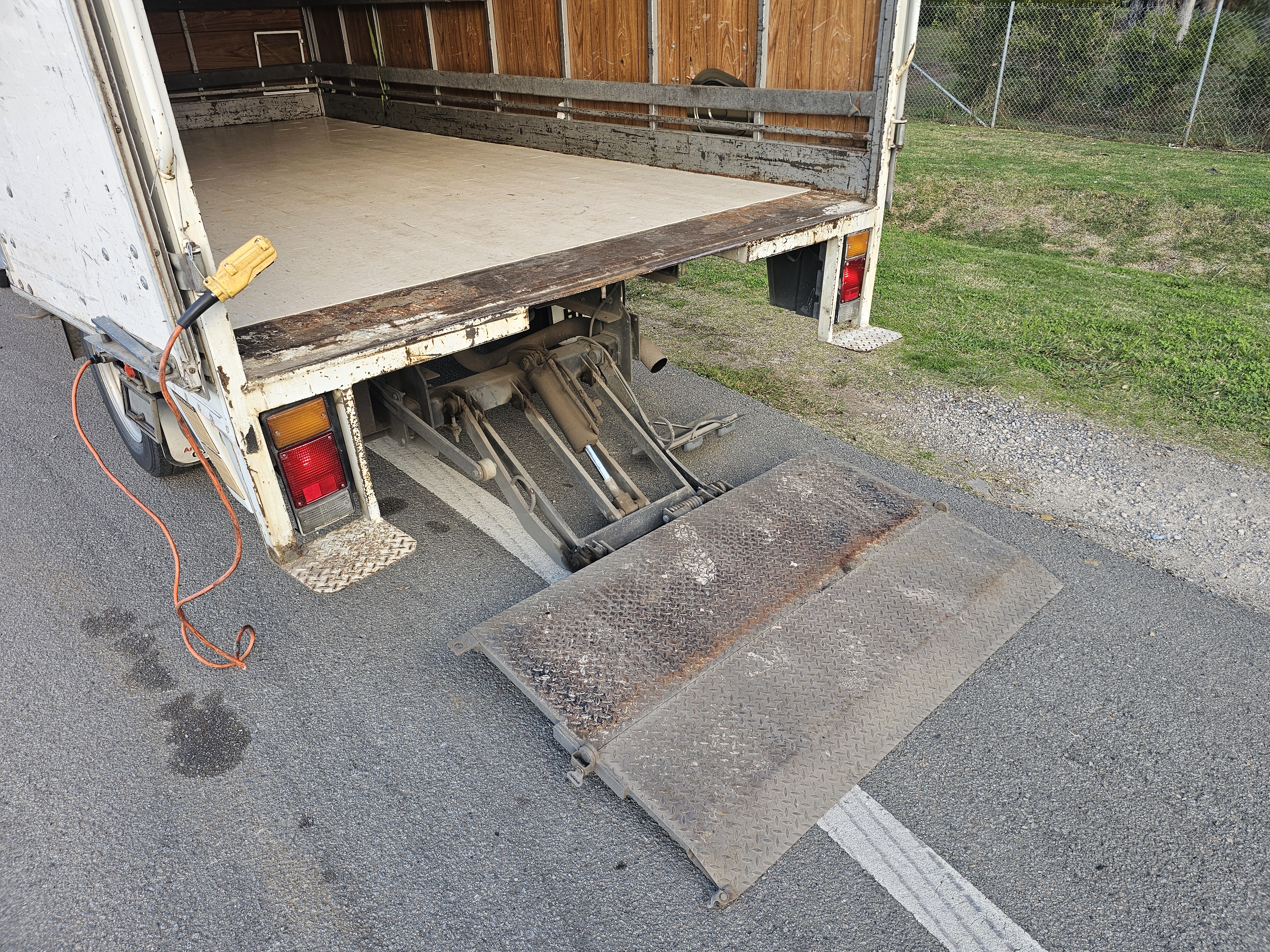 2011 Isuzu NPR 200 turbo diesel auto car licence pantech truck image 6