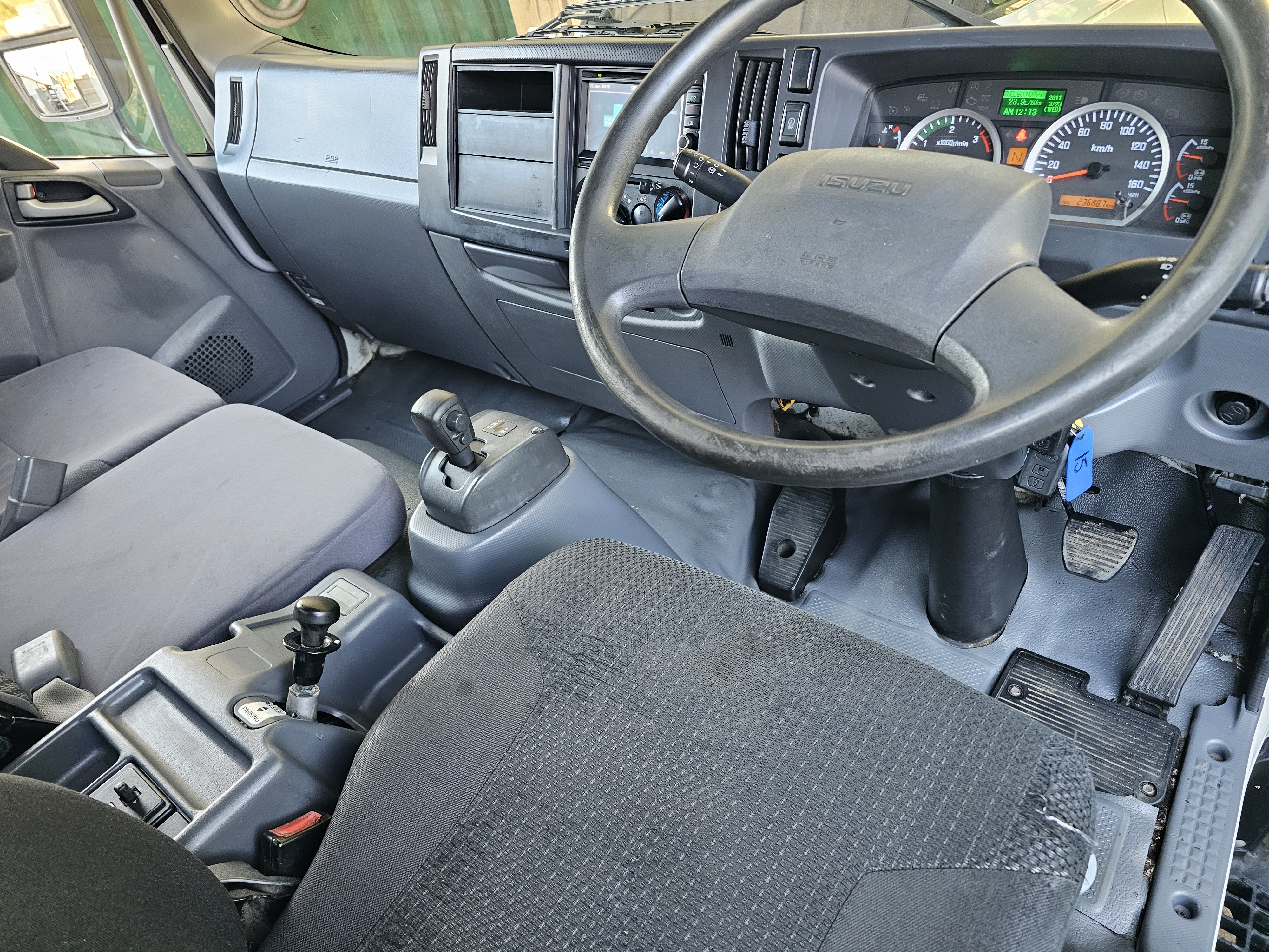 2016 Isuzu FRR 500 turbo diesel auto pantech truck image 10