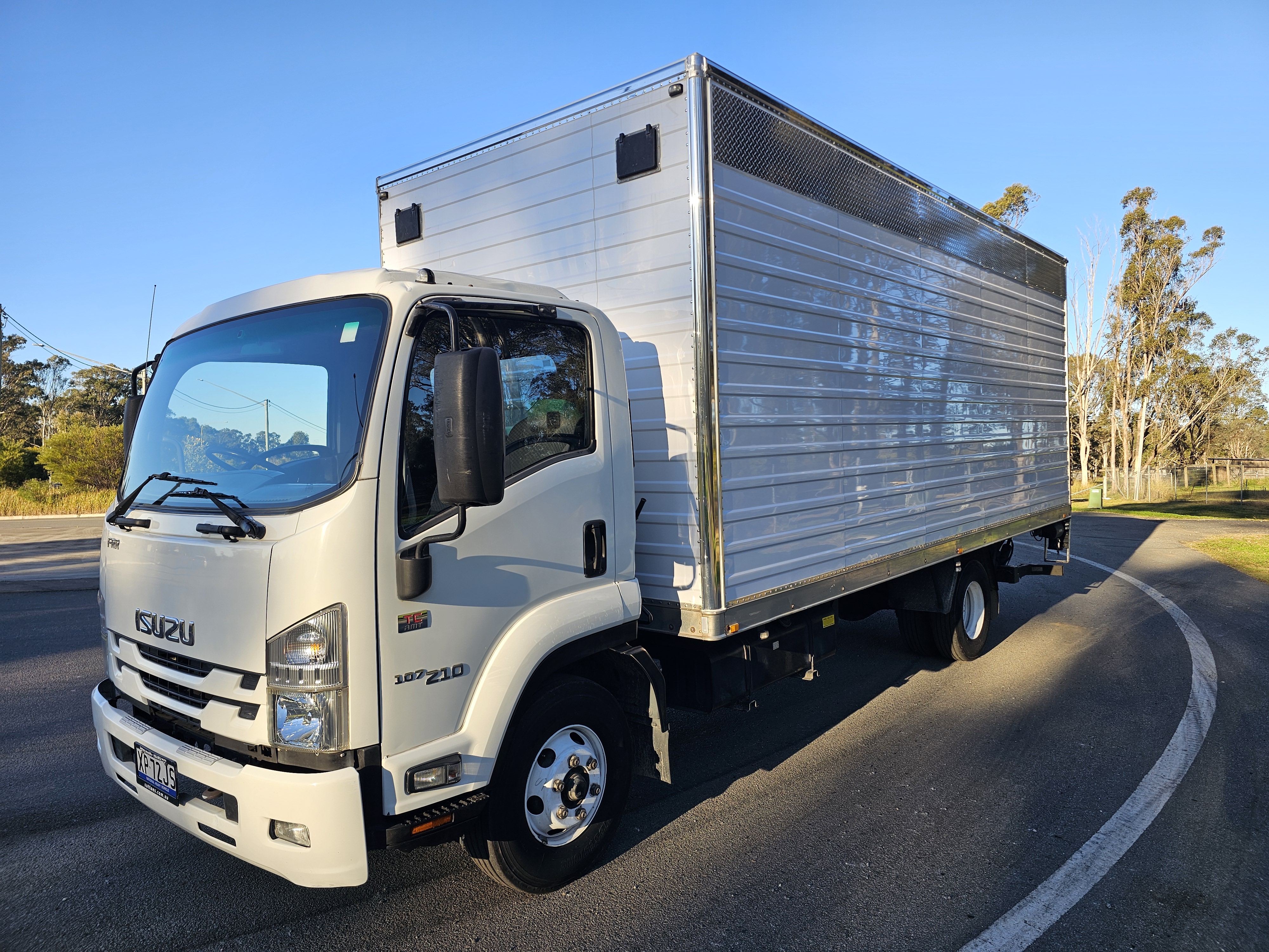 2016 Isuzu FRR 500 turbo diesel auto pantech truck image 2