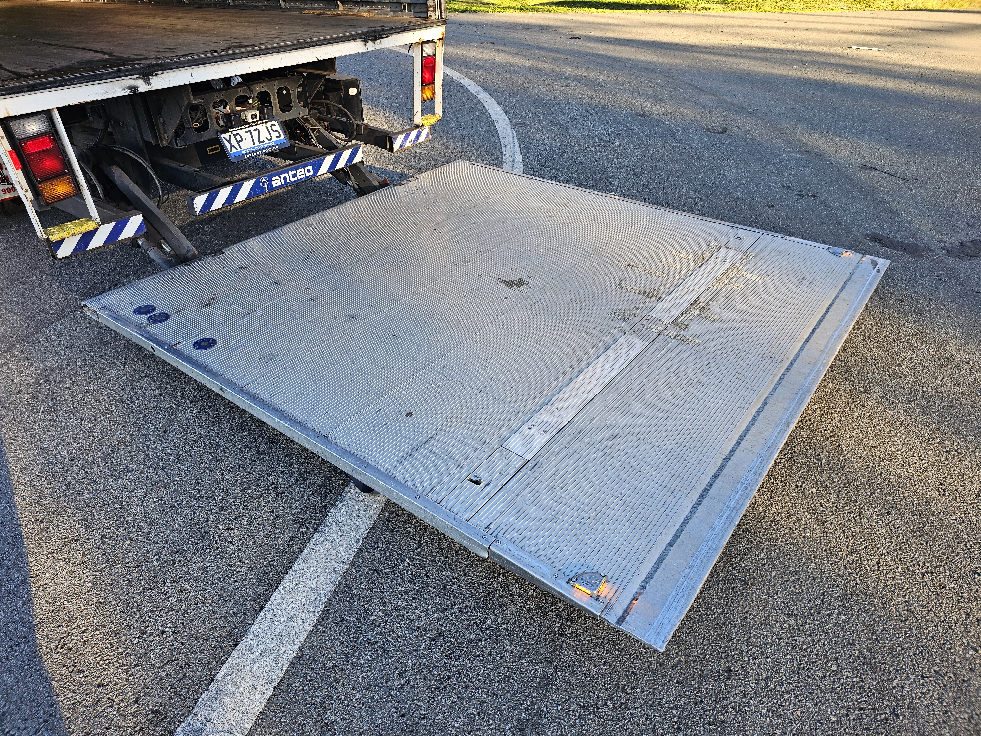 2016 Isuzu FRR 500 turbo diesel auto pantech truck image 5
