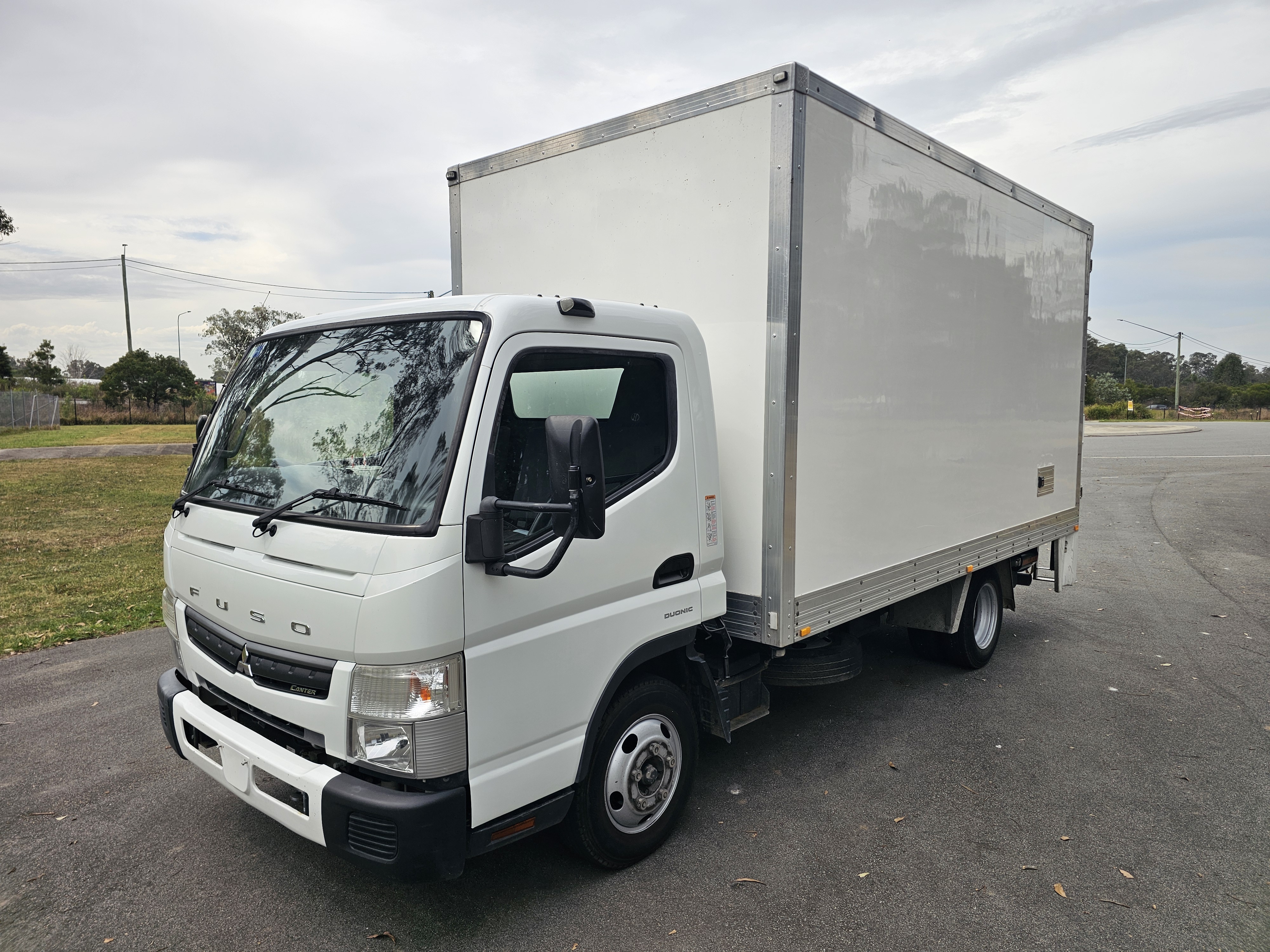 2019 Mitsubishi canter 515 turbo diesel auto car licence pantech truck image 2