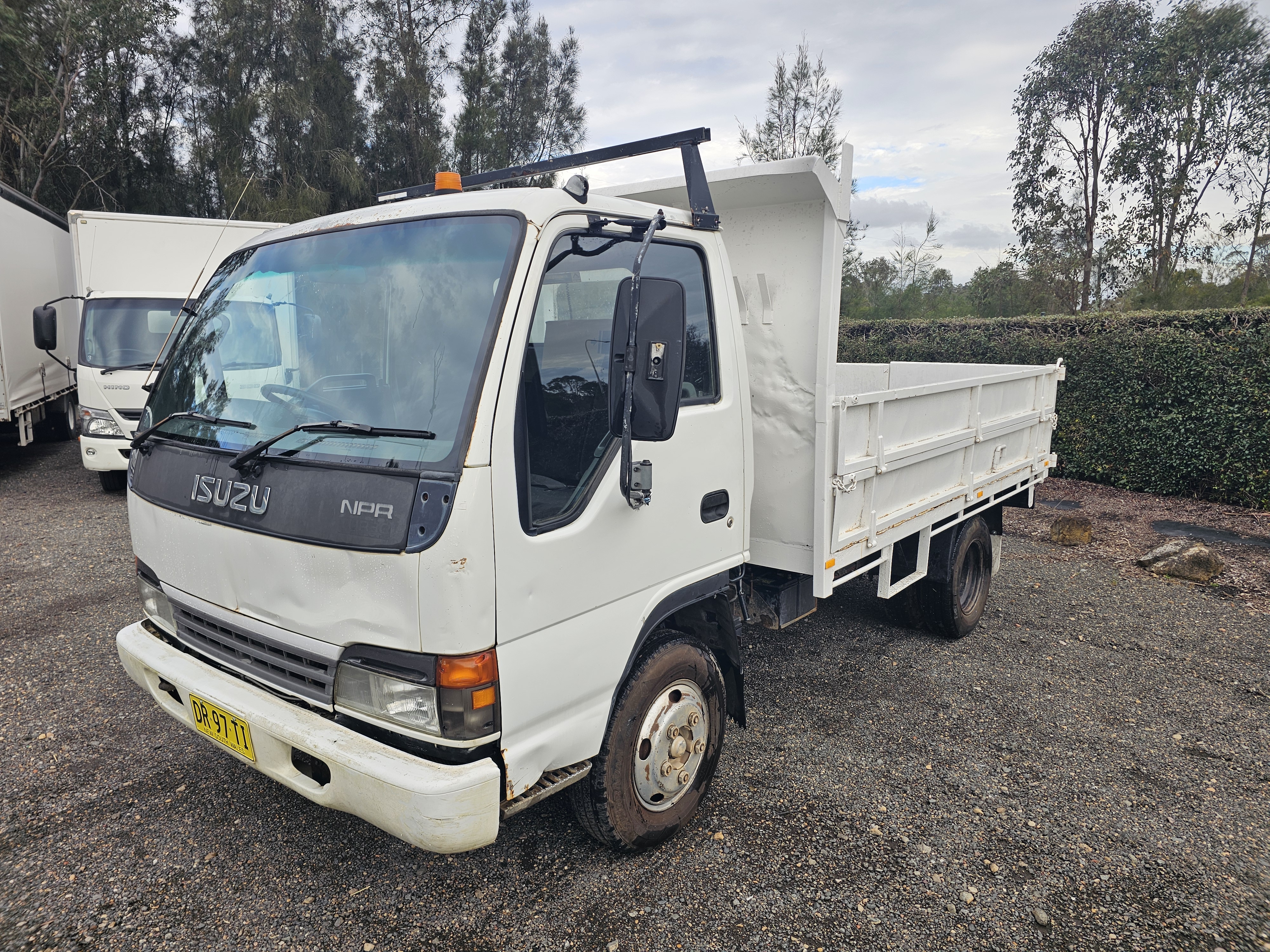 2004 Isuzu NPR 200 tubo diesel car licence tipper truck image 3
