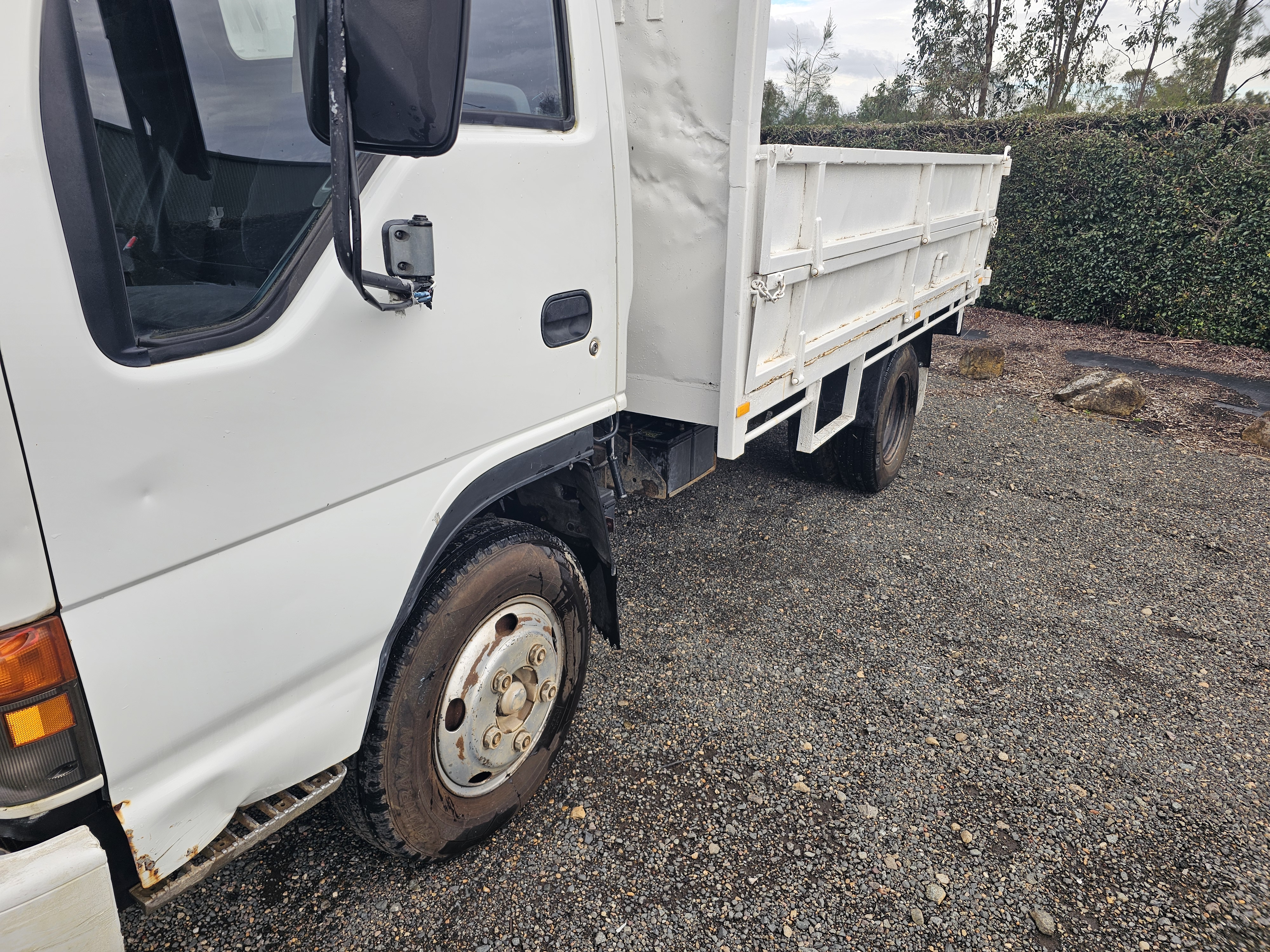 2004 Isuzu NPR 200 tubo diesel car licence tipper truck image 4