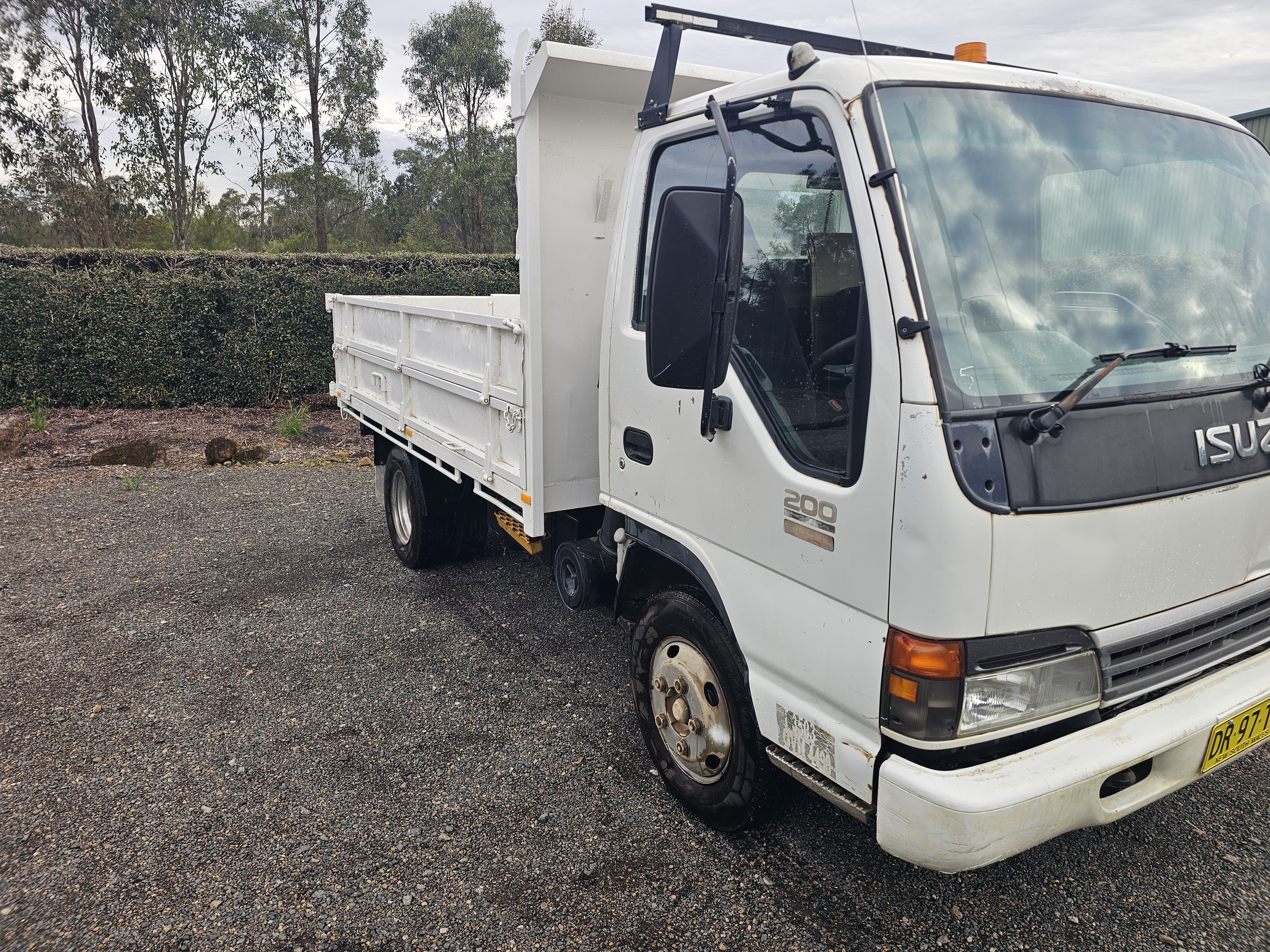 2004 Isuzu NPR 200 tubo diesel car licence tipper truck image 5