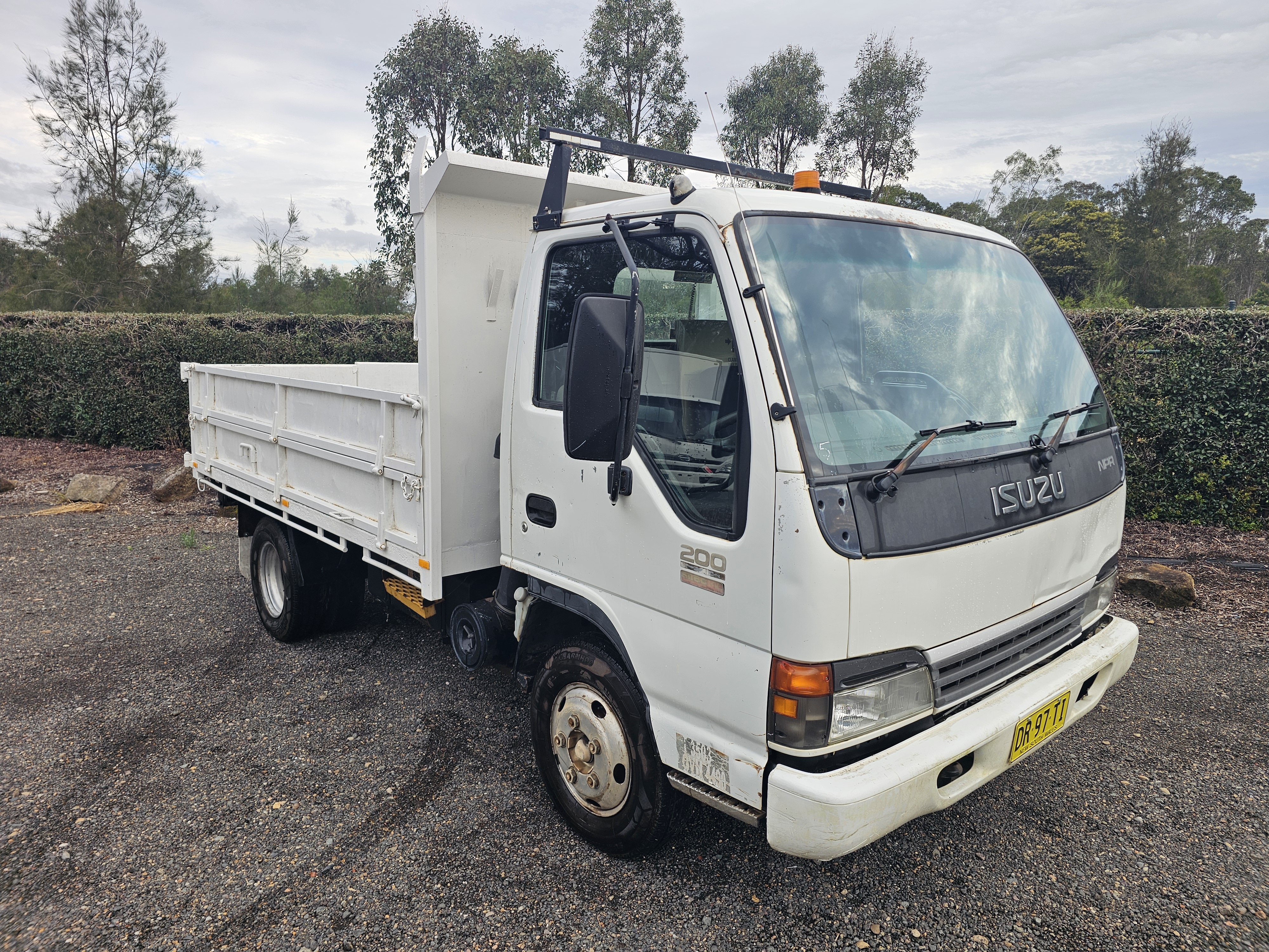 2004 Isuzu NPR 200 tubo diesel car licence tipper truck image 2