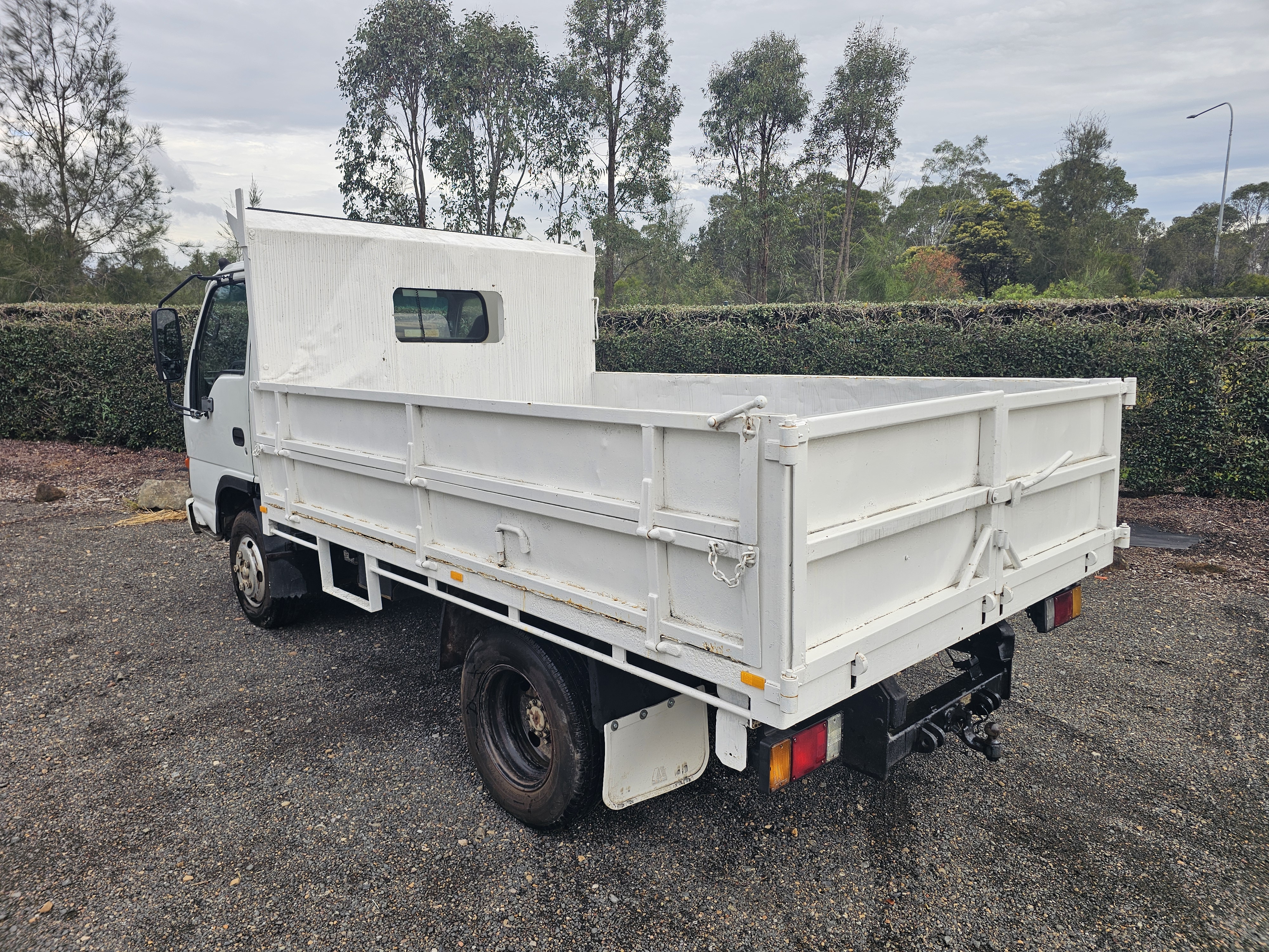 2004 Isuzu NPR 200 tubo diesel car licence tipper truck image 9